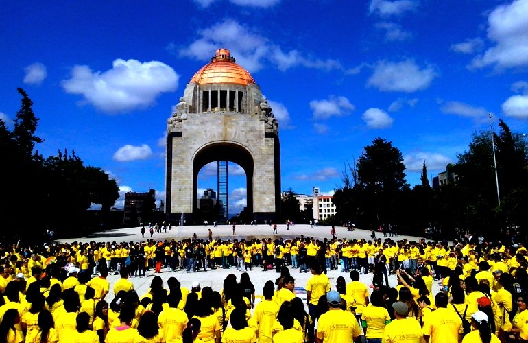 FORMAN SEDESA Y LIVESTRONG MÉXICO PULSERA HUMANA CONTRA EL CÃNCER EN LA CDMX