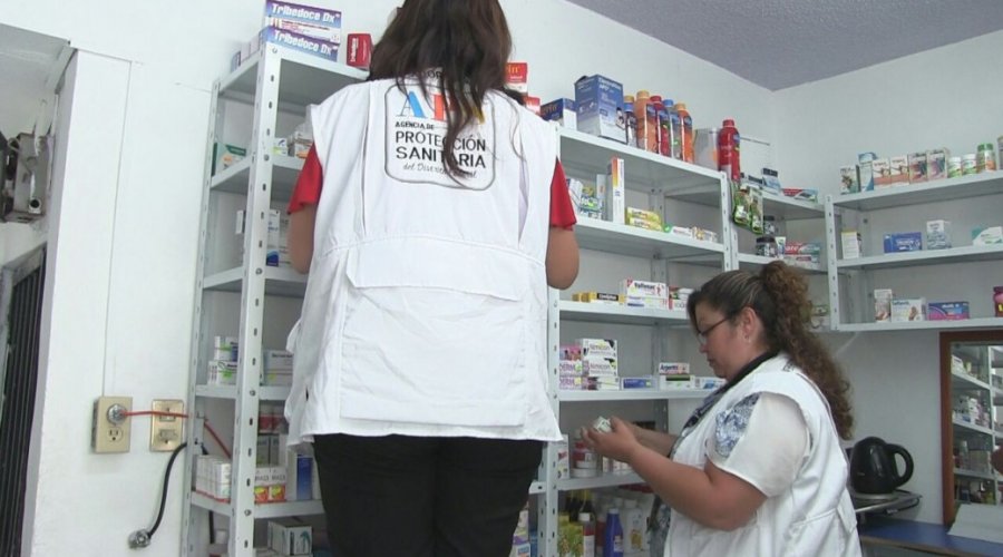 Suspenden 53 farmacias con consultorios que vendían medicamentos caducos e incumplían medidas de sanidad