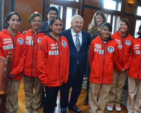ABANDERA EMILIO CHUAYFFET A NIÑAS GANADORAS DEL CONCURSO DE LÍDERES ÉTICOS Y SUSTENTABLES A LA ANTÁRTICA