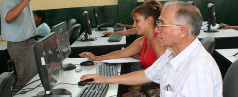 NECESARIO FACILITAR EL USO DE INTERNET A LOS ADULTOS MAYORES