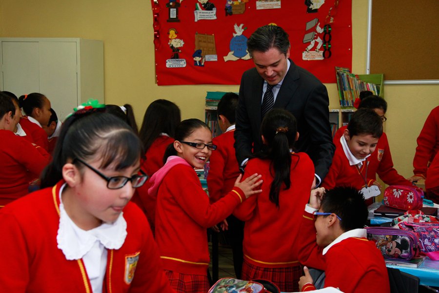 DIALOGA SECRETARIO DE EDUCACIÓN PÚBLICA CON MAESTROS, ALUMNOS Y PADRES DE FAMILIA DE ESCUELA DE LA CIUDAD DE MÉXICO