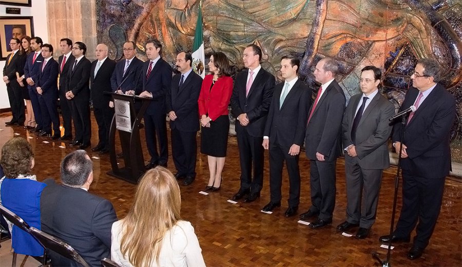 PRESENTA EL SECRETARIO DE EDUCACIÓN PÚBLICA SU EQUIPO DE TRABAJO