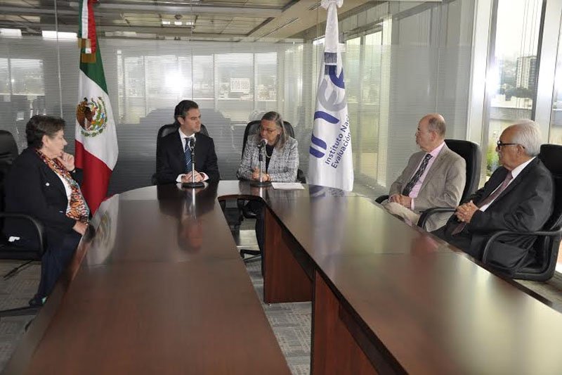 SE REÚNEN CONSEJEROS DE JUNTA DE GOBIERNO DEL INEE Y SECRETARIO DE EDUCACIÓN PÚBLICA
