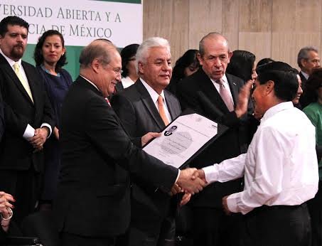 ENTREGA SEP PRIMEROS TITULOS DE LICENCIATURA EN UNIVERSIDAD ABIERTA Y A DISTANCIA