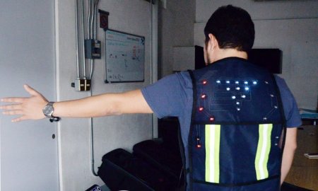 Crean en la UNAM chaleco inteligente para proteger a ciclistas nocturnos