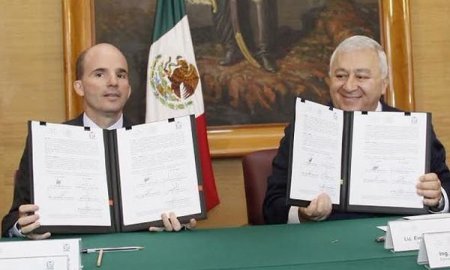 FIRMAN CONVENIO DE COLABORACIÃ“N SEP-IMSS, PARA DOTAR BECAS A TRABAJADORES DEL INSTITUTO