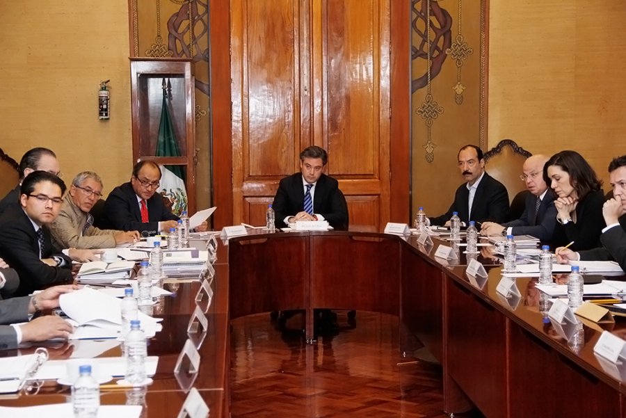 Analiza el secretario de Educación Pública con su equipo de trabajo Evaluación del Desempeño y avance de la Reforma Educativa