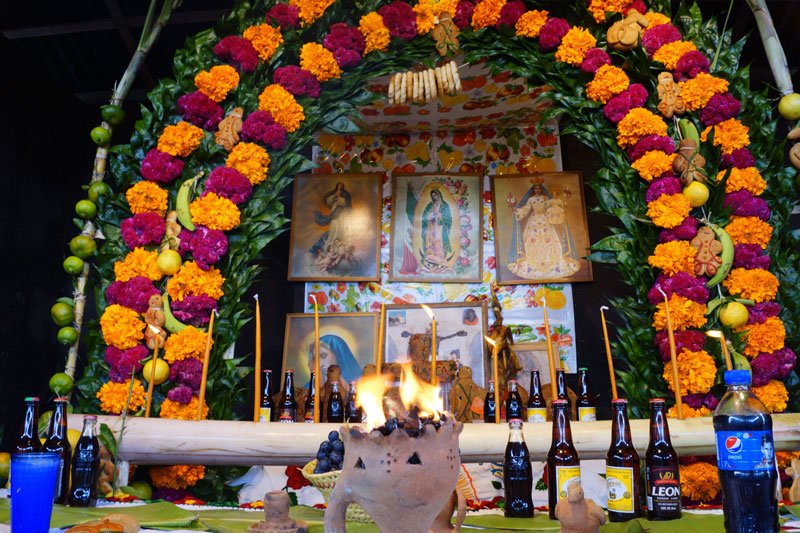 ALTAR DE MUERTOS OTOMÍ EN EL MUSEO NACIONAL DE ANTROPOLOGÍA