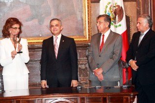 NOMBRA MANCERA ESPINOSA a€œVISITANTE DISTINGUIDAa€ Y ENTREGA a€œLAS ALAS DE LA CDMXa€ A SOPHIA LOREN