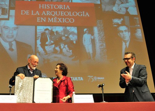 OTORGAN A EDUARDO MATOS MEDALLA CONMEMORATIVA POR 75 ANIVERSARIO DEL INAH