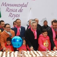REPARTE MANCERA 200 MIL PORCIONES DE ROSCA EN EL ZÓCALO