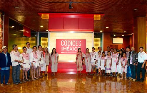 MIXTECOS SE REENCUENTRAN CON DOCUMENTO FUNDACIONAL EN EXPOSICIÓN DE CÓDICES