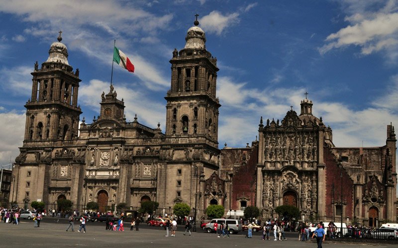 PALACIO NACIONAL Y CATEDRAL, SOBREVIVIENTES DE INCENDIOS, HUNDIMIENTOS Y TERREMOTOS