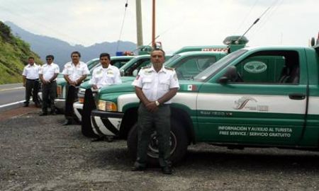 OFRECE ÃNGELES VERDES AUXILIO CARRETERO EN ZONA COLAPSADA DE LA AUTOPISTA TIJUANA-ENSENADA