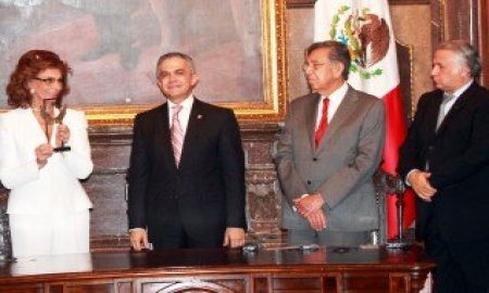 NOMBRA MANCERA ESPINOSA â€œVISITANTE DISTINGUIDAâ€ Y ENTREGA â€œLAS ALAS DE LA CDMXâ€ A SOPHIA LOREN