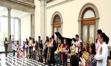 NIÃ‘OS Y JÃ“VENES â€œPINTAN LA HISTORIAâ€ EN EL CASTILLO DE CHAPULTEPEC