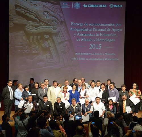 ENTREGAN RECONOCIMIENTOS POR ANTIGÜEDAD A TRABAJADORES DEL INAH