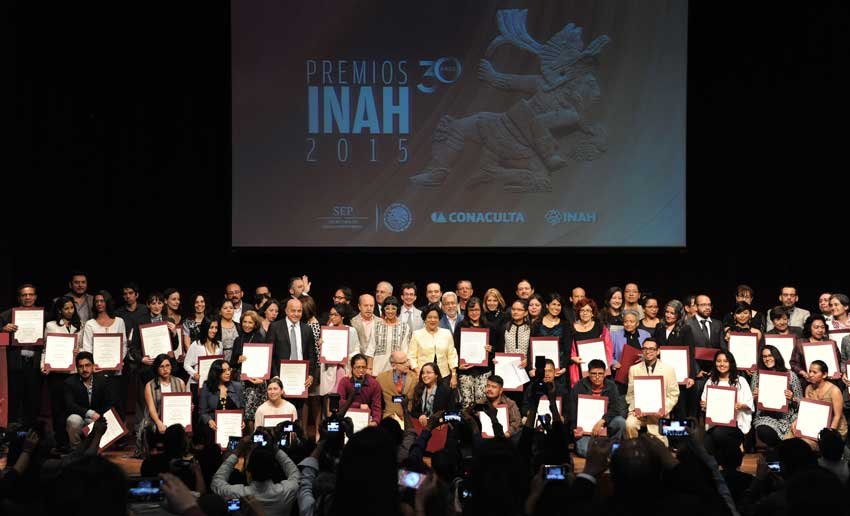 ENTREGAN PREMIOS INAH A 72 INVESTIGADORES