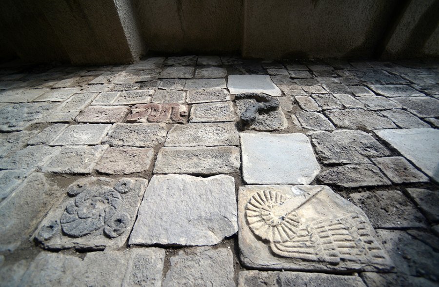 EL PISO CON RELIEVES DE LA PLAZA GAMIO, VINCULADO AL MITO DEL NACIMIENTO DE HUITZILOPOCHTLI