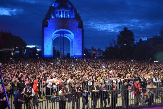 MÁS DE 5 MIL PERSONAS ACUDIERON AL MAGNO CONCIERTO THE BEATLES. AYER, HOY Y MAÑANA