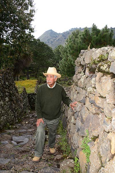 ÁNGEL GARCÍA COOK, ARQUEÓLOGO DE CAMPO