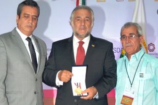 DISTINGUEN A MIGUEL TORRUCO CON LA MEDALLA HÉLIO ALONSO