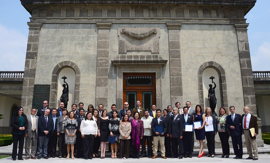 ENTREGAN RECONOCIMIENTOS POR ANTIGÜEDAD A ARQUITECTOS CONSERVADORES DEL INAH