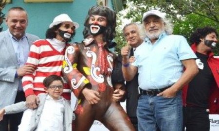 MIGUEL TORRUCO DEVELA ESCULTURA DE CEPILLÃN, EN SIX FLAGS MÃ‰XICO
