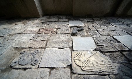EL PISO CON RELIEVES DE LA PLAZA GAMIO, VINCULADO AL MITO DEL NACIMIENTO DE HUITZILOPOCHTLI