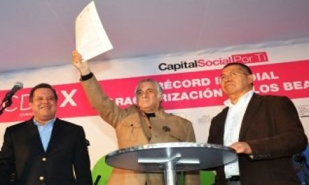 Acuden 294 fanÃ¡ticos caracterizados como The Beatles para obtenciÃ³n de RÃ©cord Mundial