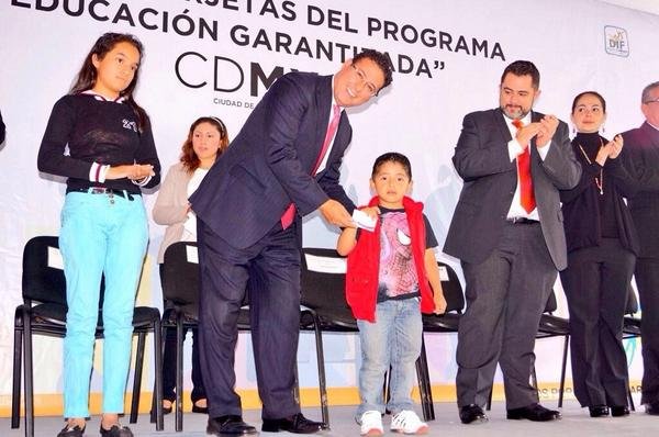 Reciben más de 9 mil niños y adolescentes becas del DIF CDMX