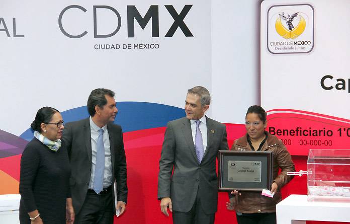 Entrega Jefe de Gobierno Tarjeta Capital Social â€œUn MillÃ³nâ€