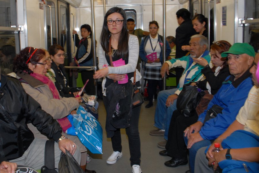 SE REALIZAN ACCIONES EN EL METRO PARA IMPULSAR AUTOEXPLORACIÃ“N CONTRA EL CÃNCER DE MAMA