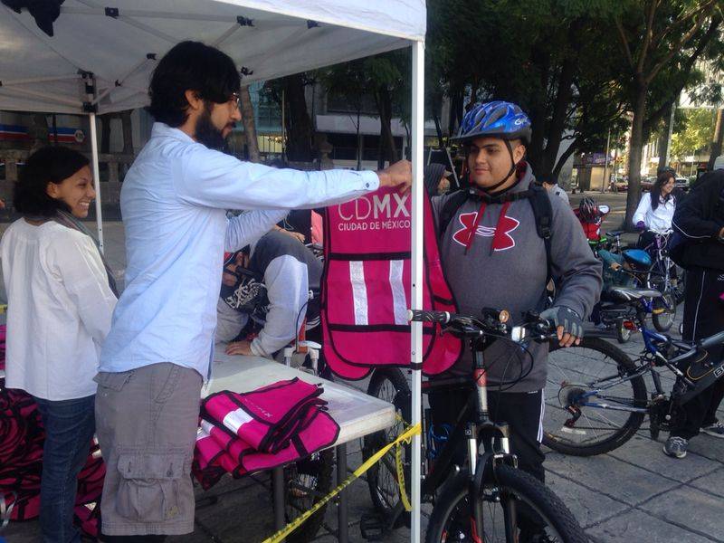 Entrega Gobierno CDMX 10 mil chalecos ciclistas en el marco de la campaña a€œHazte Biciblea€