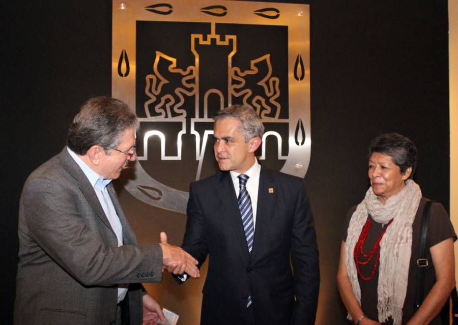 Se suma Mancera al reto a€œIce Bucket Challengea€