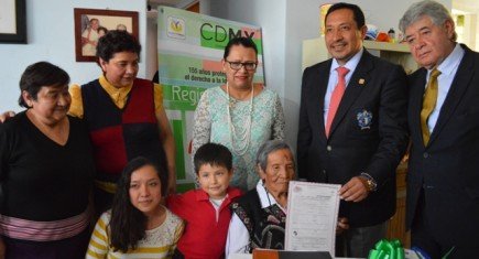 Reciben mujeres centenarias su primer Acta de Nacimiento en CDMX
