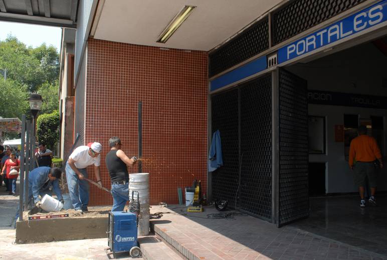 INACEPTABLE SÓLO MEJORAR LA FACHADA DEL METRO