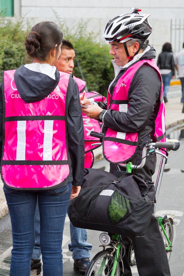 Continúa campaña a€œHazte Biciblea€ con entrega de chalecos reflejantes a ciclistas de CDMX