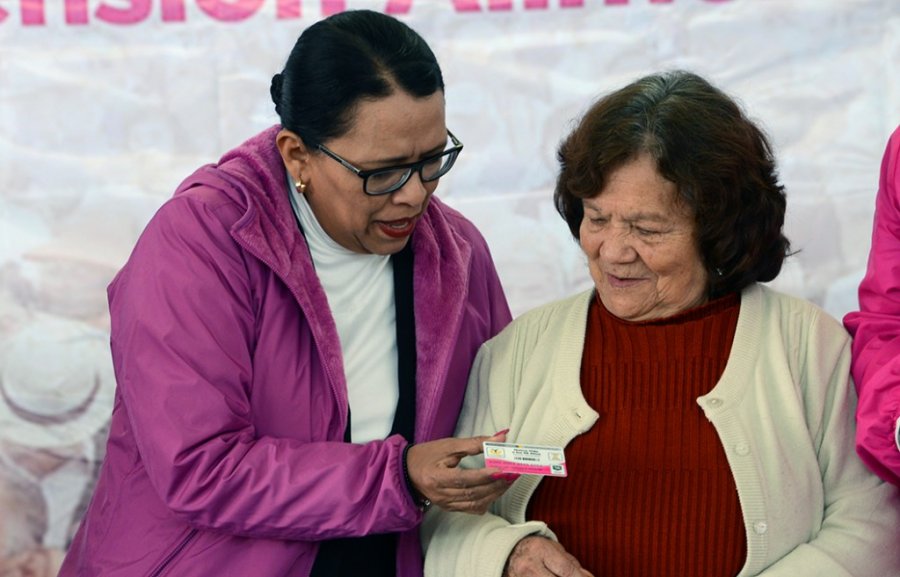 Renovación de tarjetas de la Pensión Alimentaria a adultos mayores de la colonia Morelos