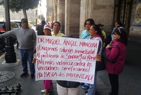 HABITANTES DE LA COLONIA ROMA, PROTESTAN EN EL EXTERIOR DE LA SEDE DEL GDF