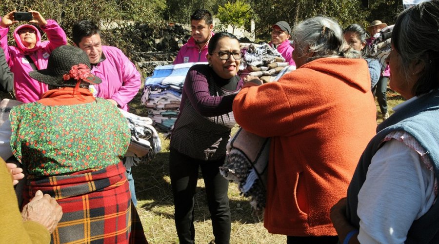 Entrega Sedeso cobijas en zonas altas de la CDMX
