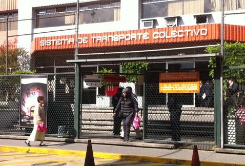 TRABAJADORES DEL METRO SE MANIFIESTAN EN EL EXTERIOR DE LAS OFICINAS CENTRALES DEL STC-METRO
