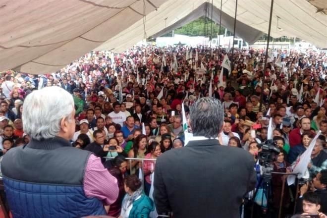 MORENA UTILIZA A LOS MISMOS SIMPATIZANTES QUE ACUDEN A SUS MÍTINES POLÍTICOS.