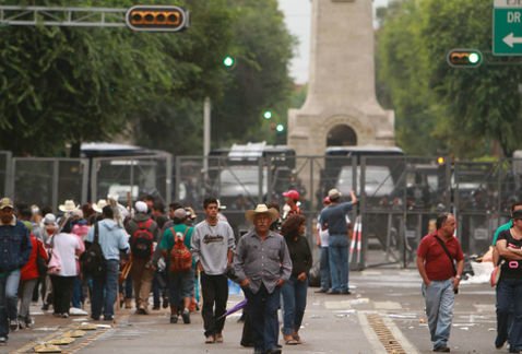 CAMPESINOS LEVANTAN PLANTON EN BUCARELI