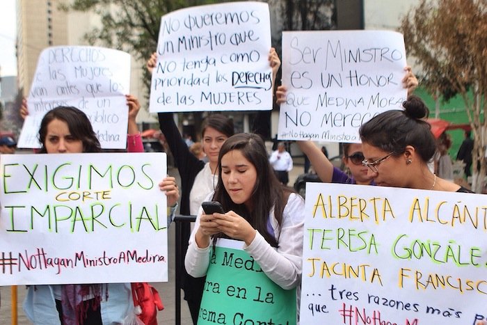 ESTUDIANTES PROTESTAN EN EL SENADO CONTRA LA EVENTUAL DESIGNACIÓN DE MEDINA MORA