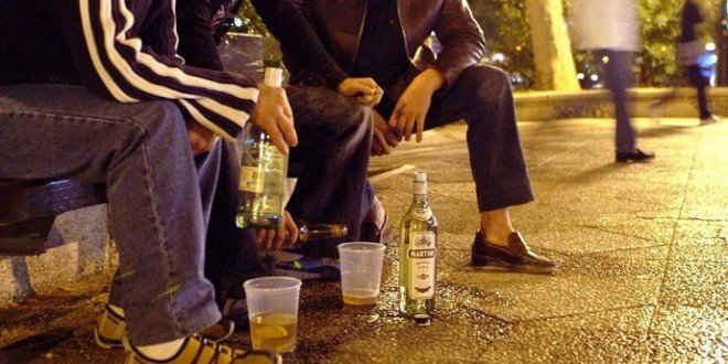 Quien sea sorprendido ingiriendo alcohol o drogas en vía pública recibirá atención en adicciones