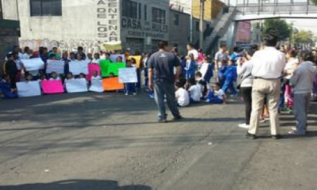 PADRES DE FAMILIA EN LA GAM REALIZAN BLOQUEO