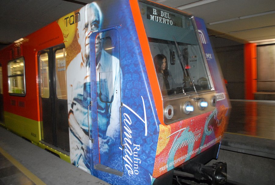 VIAJA RUFINO TAMAYO EN EL METRO DE LA CDMX