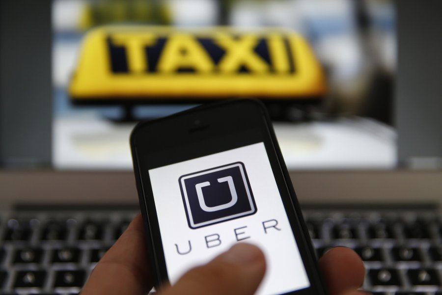 TAXISTAS Y REPRESENTANTES DE UBER Y CABIFY SE SIENTAN A DIALOGAR