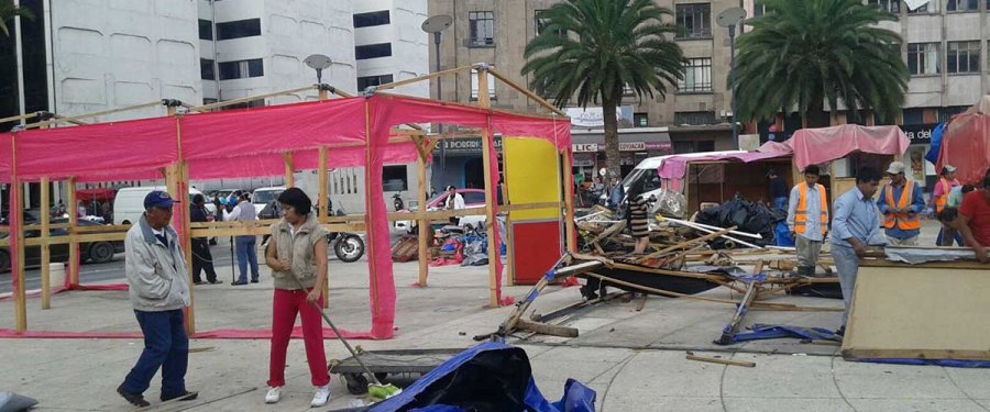 Integrantes de la CNTE encabezan trabajos de limpieza en el Monumento a la Revolución